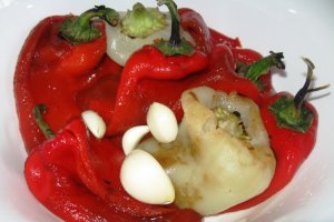 Salata de ardei copti cu usturoi