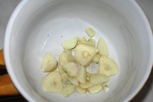Salata de ardei copti cu usturoi