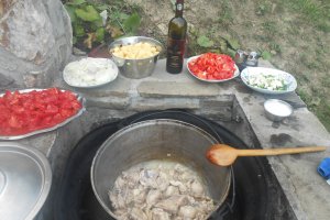 Tocana la ceaun, pe foc de lemne