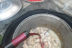 Tocana la ceaun, pe foc de lemne