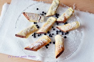 Clatite cu lamaie si dulceata de afine