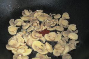 Salata de vinete cu ardei copti si ciuperci