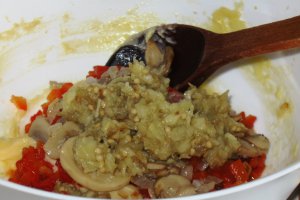 Salata de vinete cu ardei copti si ciuperci