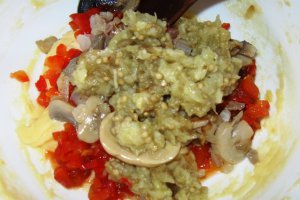 Salata de vinete cu ardei copti si ciuperci