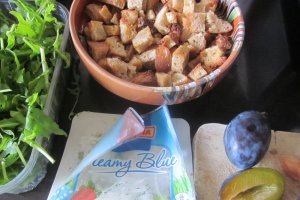 Salata cu branza, prune, crutoane si rucola