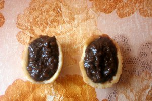 Nuci umplute cu crema de ciocolata cu nuca si biscuiti