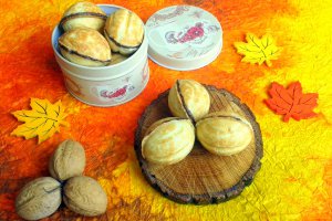 Nuci umplute cu crema de ciocolata cu nuca si biscuiti