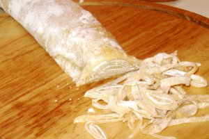 Supa de pui cu suc de rosii si taietei de casa