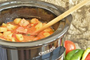 Gulas de porc la slow cooker Crock-Pot