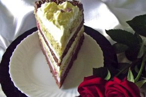 Tort cu crema de caise, fructe de padure si lamaie