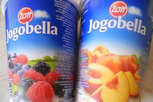 Tort cu crema de caise, fructe de padure si lamaie