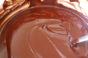 Tort cu crema de caise, fructe de padure si lamaie