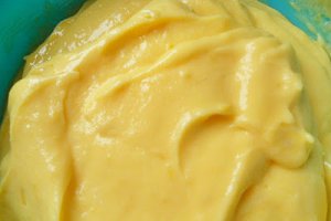 Tort cu crema de caise, fructe de padure si lamaie
