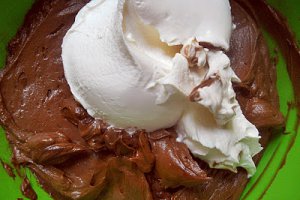 Tort cu crema de caise, fructe de padure si lamaie