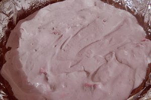 Tort cu crema de caise, fructe de padure si lamaie