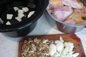 Pui cu ciuperci si sos de smantana cu usturoi - slow cooker Crock-Pot 4,7 L