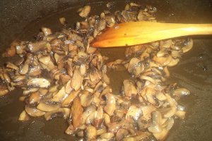 Spaghete cu ciuperci si carnati afumati