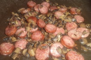 Spaghete cu ciuperci si carnati afumati