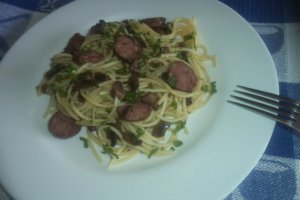 Spaghete cu ciuperci si carnati afumati