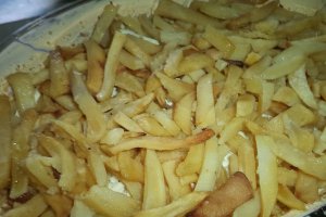 Budinca de cartofi cu branzeturi si ou la cuptor