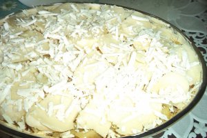 Budinca de cartofi cu branzeturi si ou la cuptor