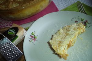 Budinca de cartofi cu branzeturi si ou la cuptor