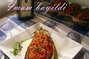 Mancare de vinete umplute cu legume - Imam bayildi