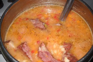 Ciorba de fasole boabe  cu coasta afumata