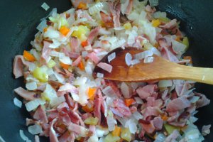 Penne cu sos de rosii si sunca afumata