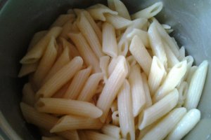 Penne cu sos de rosii si sunca afumata