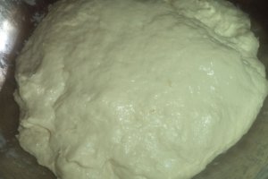 Rulouri cu branzeturi si crema de ardei copt la cuptor