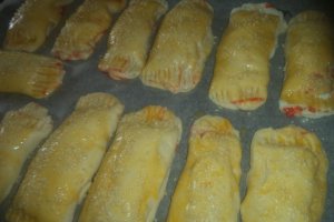 Rulouri cu branzeturi si crema de ardei copt la cuptor