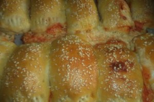 Rulouri cu branzeturi si crema de ardei copt la cuptor
