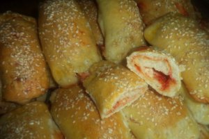 Rulouri cu branzeturi si crema de ardei copt la cuptor