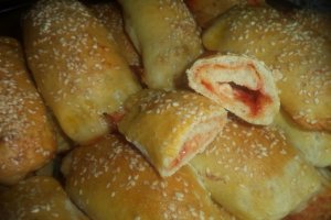 Rulouri cu branzeturi si crema de ardei copt la cuptor