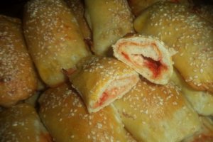 Rulouri cu branzeturi si crema de ardei copt la cuptor