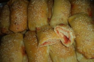 Rulouri cu branzeturi si crema de ardei copt la cuptor