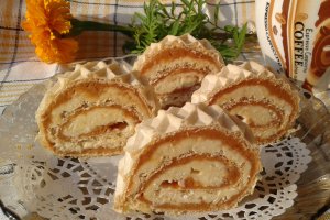 Desert foaie de napolitana cu crema caramel si biscuiti