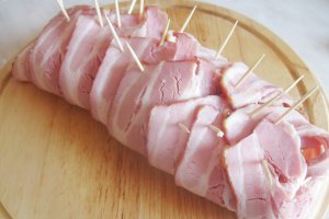 Piept de pui imbracat in bacon