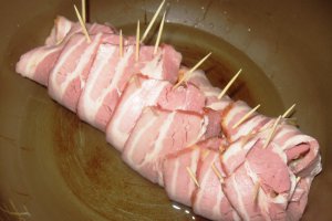 Piept de pui imbracat in bacon