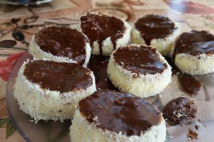 Rotite cu nuca de cocos si glazura de ciocolata