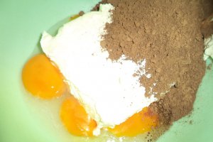 Briose negre cu ciocolata alba