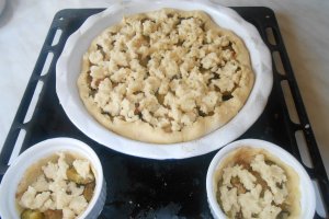 Tarta cu prune si crumble