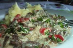 Ciuperci de roua in sos de smantana cu piure de cartofi