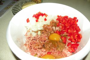 Rulada din carne tocata cu ciuperci si cascaval Delaco