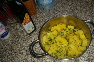 Cartofi natur cu pulpe de pui la cuptor