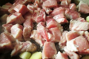 Carne de porc in sos de rosii cu smantana
