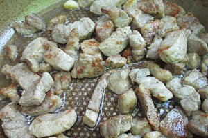 Carne de porc in sos de rosii cu smantana