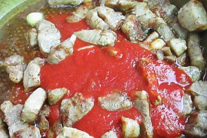 Carne de porc in sos de rosii cu smantana
