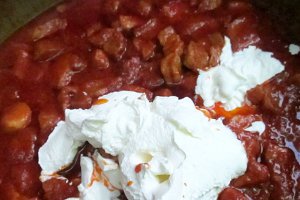 Carne de porc in sos de rosii cu smantana